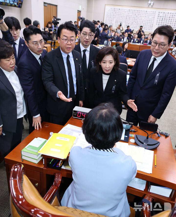 [서울=뉴시스] 김금보 기자 = 나경원 국민의힘 의원을 비롯한 법제사법위원회 의원들이 13일 서울 여의도 국회에서 열린 법제사법위원회 국정감사에서 추미애 위원장의 국정감사 운영에 항의하고 있다. 2025.10.13. kgb@newsis.com