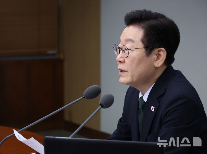 [서울=뉴시스] 최동준 기자 = 이재명 대통령이 13일 서울 용산 대통령실 청사에서 열린 수석보좌관회의에서 발언하고 있다. (대통령실통신사진기자단) 2025.10.13. photocdj@newsis.com