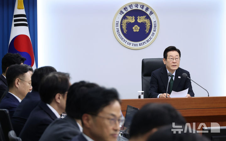 [서울=뉴시스] 최동준 기자 = 이재명 대통령이 13일 서울 용산 대통령실 청사에서 열린 수석보좌관회의에서 발언하고 있다. (대통령실통신사진기자단) 2025.10.13. photocdj@newsis.com