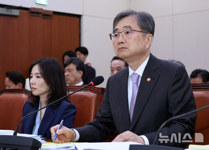 [서울=뉴시스] 김금보 기자 = 조현 외교부 장관이 13일 서울 여의도 국회에서 열린 외교통일위원회 국정감사에서 의원 질의를 듣고 있다. 2025.10.13. kgb@newsis.com