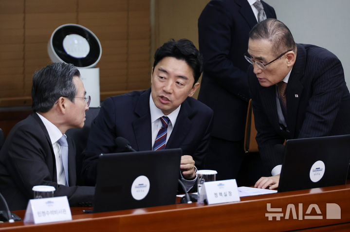 [서울=뉴시스] 최동준 기자 = 강훈식(가운데) 비서실장이  지난13일 서울 용산 대통령실 청사에서 열린 수석보좌관회의에서 위성락(오른쪽) 국가안보실장, 김용범 정책실장과 대화하고 있다. (대통령실통신사진기자단) 2025.10.13. photocdj@newsis.com