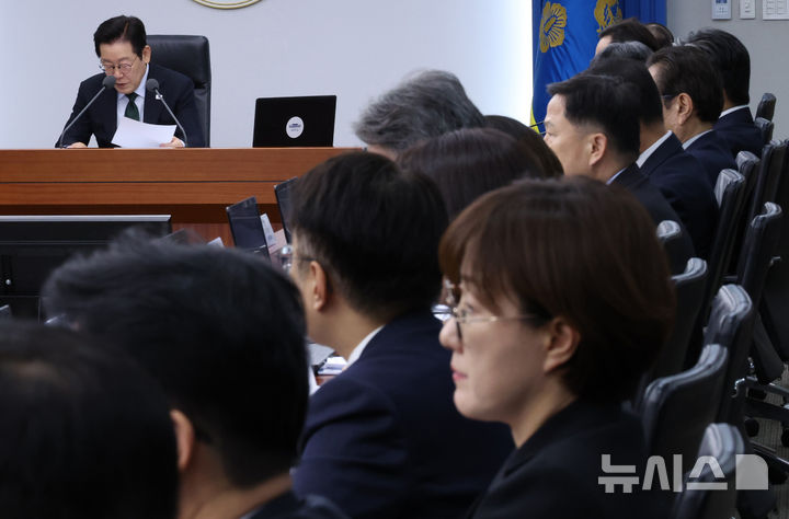 [서울=뉴시스] 최동준 기자 = 이재명 대통령이 13일 서울 용산 대통령실 청사에서 열린 수석보좌관회의에서 발언하고 있다. 오른쪽은 김현지 제1부속실장. (대통령실통신사진기자단) 2025.10.13. photocdj@newsis.com