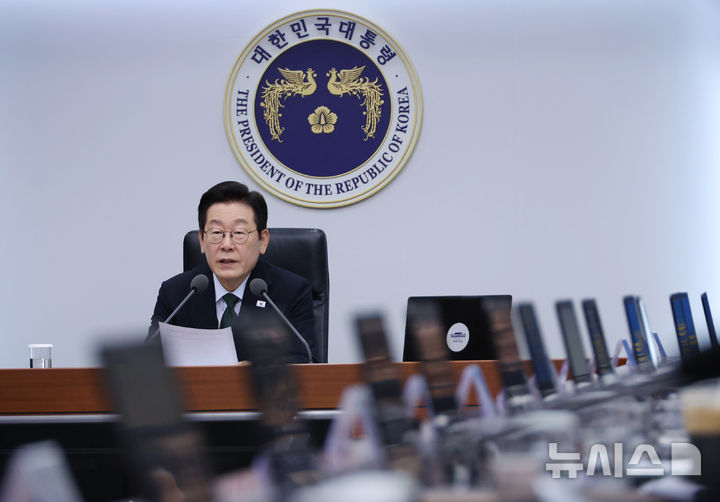 [서울=뉴시스] 최동준 기자 = 이재명 대통령이 13일 서울 용산 대통령실 청사에서 열린 수석보좌관회의에서 발언하고 있다. (대통령실통신사진기자단) 2025.10.13. photocdj@newsis.com