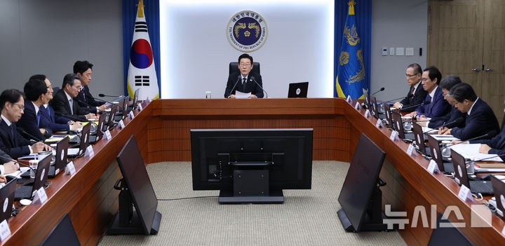 [서울=뉴시스] 최동준 기자 = 이재명 대통령이 13일 서울 용산 대통령실 청사에서 열린 수석보좌관회의에서 발언하고 있다. (대통령실통신사진기자단) 2025.10.13. photocdj@newsis.com