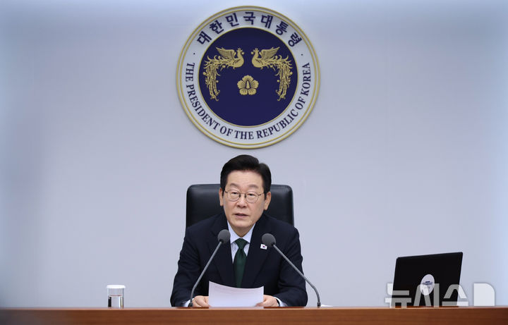 [서울=뉴시스] 최동준 기자 = 이재명 대통령이 13일 서울 용산 대통령실 청사에서 열린 수석보좌관회의에서 발언하고 있다. (대통령실통신사진기자단) 2025.10.13. photocdj@newsis.com
