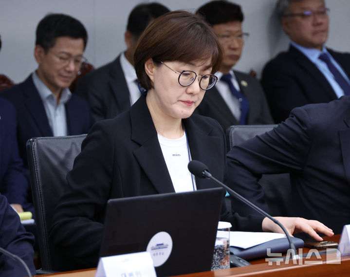 [서울=뉴시스] 최동준 기자 = 김현지 제1부속실장이 13일 서울 용산 대통령실 청사에서 열린 수석보좌관회의에 참석해 있다. (대통령실통신사진기자단) 2025.10.13. photocdj@newsis.com
