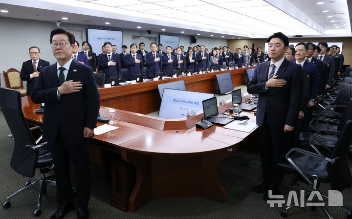 [서울=뉴시스] 최동준 기자 = 이재명 대통령이 13일 서울 용산 대통령실 청사에서 열린 수석보좌관회의에서 국민의례를 하고 있다. (대통령실통신사진기자단) 2025.10.13. photocdj@newsis.com