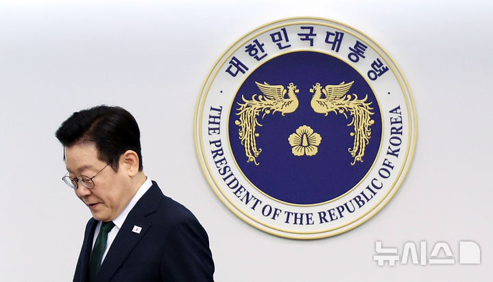 [서울=뉴시스] 최동준 기자 = 이재명 대통령이 13일 서울 용산 대통령실 청사에서 열린 수석보좌관회의에 입장하고 있다. (대통령실통신사진기자단) 2025.10.13. photocdj@newsis.com