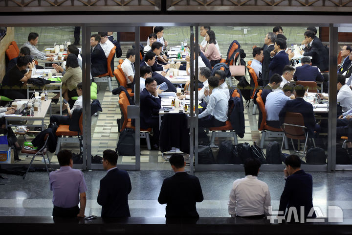 [서울=뉴시스] 고승민 기자 = 2025년도 국정감사가 시작된 13일 서울 여의도 국회에서 피감기관 공무원들이 국감 준비를 하고 있다. 2025.10.13. kkssmm99@newsis.com