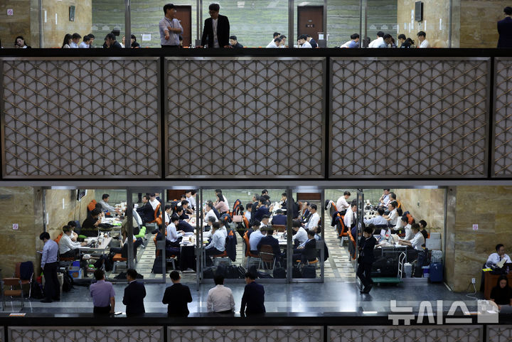 [서울=뉴시스] 고승민 기자 = 2025년도 국정감사가 시작된 13일 서울 여의도 국회에서 피감기관 공무원들이 국감 준비를 하고 있다. 2025.10.13. kkssmm99@newsis.com