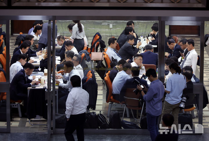 [서울=뉴시스] 고승민 기자 = 2025년도 국정감사가 시작된 13일 서울 여의도 국회에서 피감기관 공무원들이 국감 준비를 하고 있다. 2025.10.13. kkssmm99@newsis.com