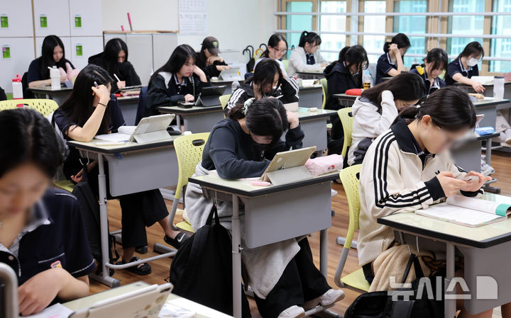  [부산=뉴시스] 하경민 기자 = 2026학년도 대학수학능력시험을 1개월 정도 앞둔 13일 부산 동래구 부산중앙여자고등학교 3학년 교실에서 수험생들이 공부에 집중하고 있다. 2025.10.13. yulnetphoto@newsis.com