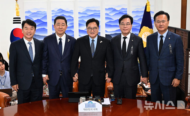 [서울=뉴시스] 조성봉 기자 = 우원식 국회의장과 여야 원내대표가 13일 국회에서 열린 국회의장 주재 여야 원내대표 회동에 앞서 기념촬영을 하고 있다. 왼쪽부터 문진석 더불어민주당 원내운영수석부대표, 김병기 원내대표, 우 국회의장, 송언석 국민의힘 원내대표, 유상범 원내운영수석부대표. (공동취재) 2025.10.13. photo@newsis.com