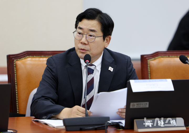 [서울=뉴시스] 김명년 기자 = 박찬대 더불어민주당 의원이 13일 오전 서울 여의도 국회에서 열린 정무위원회 국정감사에서 윤창렬 국무조정실장에게 캄보디아 납치-감금 사건 관련 질의하고 있다. 2025.10.13. kmn@newsis.com