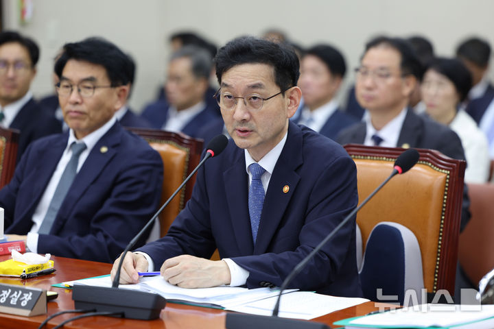 [서울=뉴시스] 김명년 기자 = 윤창렬 국무조정실장이 13일 오전 서울 여의도 국회에서 열린 정무위원회 국정감사에서 박찬대 더불어민주당 의원의 캄보디아 납치-감금 사건 관련 질의에 답하고 있다. 2025.10.13. kmn@newsis.com