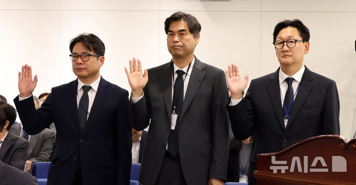 [세종=뉴시스] 강종민 기자 = 13일 세종시 정부세종청사에서 열린 국회 과학기술정보방송통신위원회의 과학기술정보통신부에 대한 국정감사에 증인으로 출석한 관계자들이 증인 선서하고 있다. 사진 왼쪽에 이정규 네이버서비스운영통합지원 총괄전무. 2025.10.13. ppkjm@newsis.com