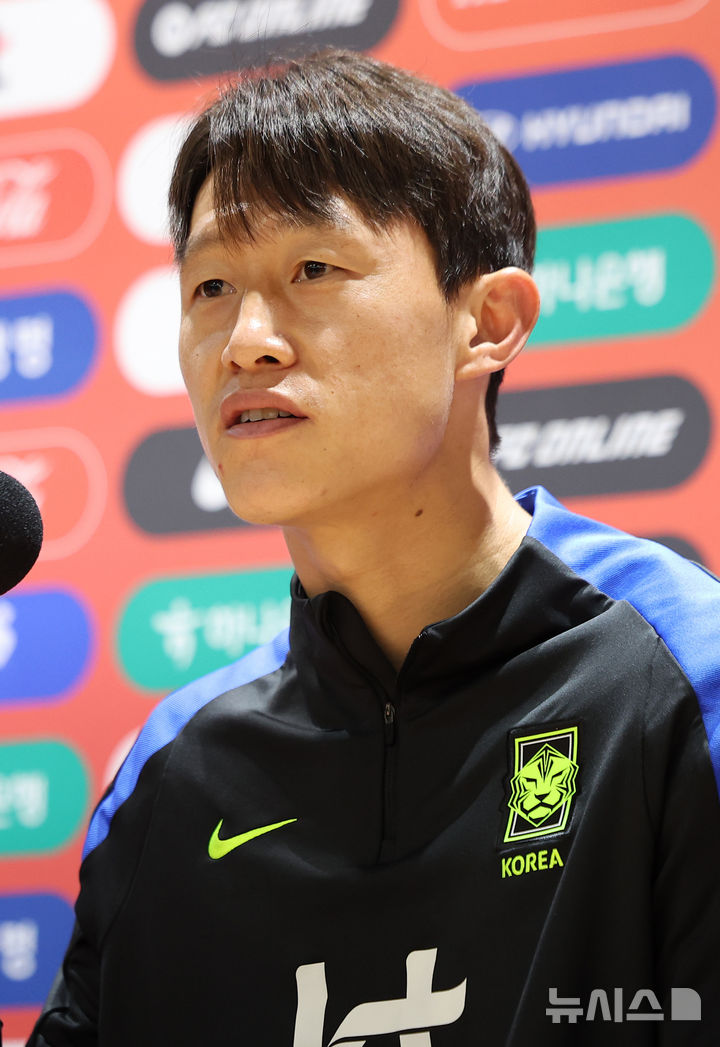 [고양=뉴시스] 김선웅 기자 = 파라과이와 평가전을 앞둔 대한민국 축구대표팀 이재성이 13일 경기 고양시 고양종합운동장에서 기자회견을 하고 있다. 2025.10.13. mangusta@newsis.com