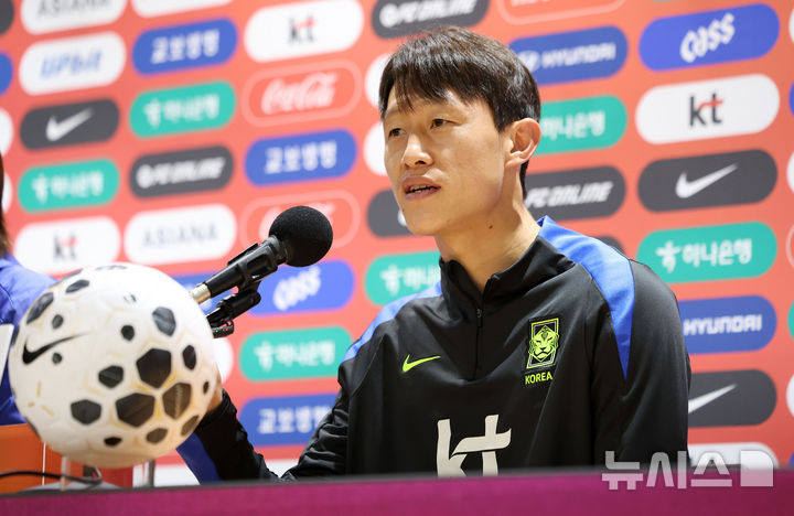 [고양=뉴시스] 김선웅 기자 = 파라과이와 평가전을 앞둔 대한민국 축구대표팀 이재성이 13일 경기 고양시 고양종합운동장에서 기자회견을 하고 있다. 2025.10.13. mangusta@newsis.com