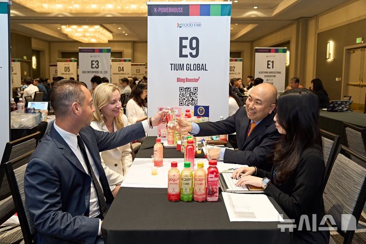 [나주=뉴시스] 한국농수산식품유통공사(aT)가 K-푸드 수출 확대와 현지 소비층 저변 확대를 위해 미국 서부와 남부 시장을 잇는 대규모 마케팅을 펼쳤다. 사진은 미주 K-푸드 페어 B2B 행사장 전경. (사진=aT 제공) 2025.10.13. photo@newsis.com *재판매 및 DB 금지