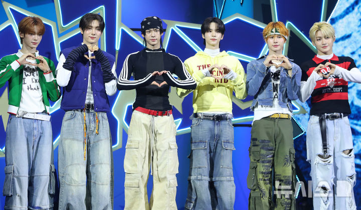 [서울=뉴시스] 김혜진 기자 = 그룹 투어스(왼쪽부터 한진, 영재, 도훈, 신유, 경민, 지훈)이 13일 오후 서울 광진구 예스24라이브홀에서 열린 네 번째 미니앨범 'play hard' 발매 쇼케이스에서 포즈를 취하고 있다. 2025.10.13. jini@newsis.com