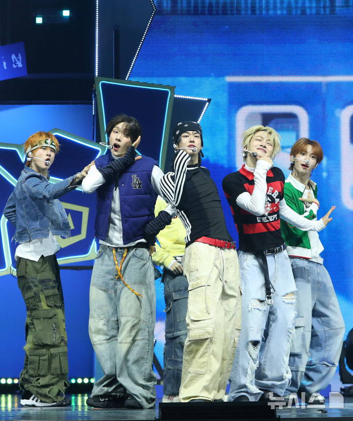 [서울=뉴시스] 김혜진 기자 = 그룹 투어스가 13일 오후 서울 광진구 예스24라이브홀에서 열린 네 번째 미니앨범 'play hard' 발매 쇼케이스에서 무대를 선보이고 있다. 2025.10.13. jini@newsis.com