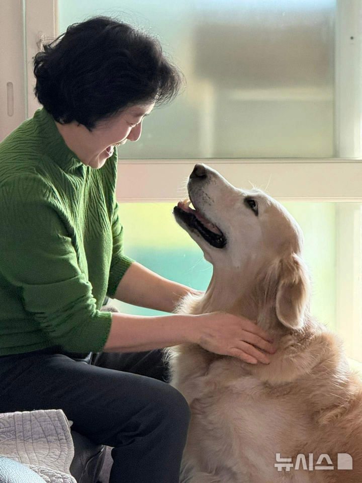 반려견 부문 우수상 ‘사랑이 눈에 보이는 순간’(진효정 작)
