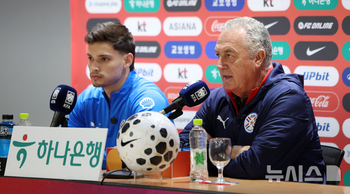[고양=뉴시스] 김선웅 기자 = 대한민국과 평가전을 앞둔 파라과이 축구대표팀 구스타보 알파로 감독과 다미안 보바디야가 13일 경기 고양시 고양종합운동장에서 기자회견을 하고 있다. 2025.10.13. mangusta@newsis.com