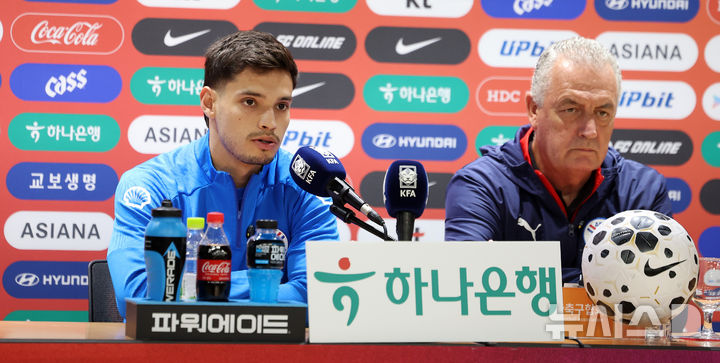 [고양=뉴시스] 김선웅 기자 = 대한민국과 평가전을 앞둔 파라과이 축구대표팀 다미안 보바디야가 13일 경기 고양시 고양종합운동장에서 기자회견을 하고 있다. 2025.10.13. mangusta@newsis.com