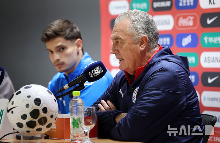 [고양=뉴시스] 김선웅 기자 = 대한민국과 평가전을 앞둔 파라과이 축구대표팀 구스타보 알파로 감독과 다미안 보바디야가 13일 경기 고양시 고양종합운동장에서 기자회견을 하고 있다. 2025.10.13. mangusta@newsis.com