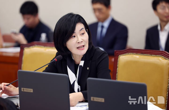 [서울=뉴시스] 김명년 기자 = 김희정 국민의힘 의원이 13일 오후 서울 여의도 국회 국토교통위원회에서 열린 국토교통부에 대한 국정감사에서 김윤덕 장관에게 질의하고 있다. 2025.10.13. kmn@newsis.com