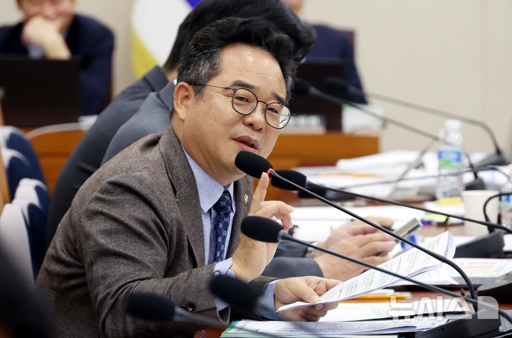 [서울=뉴시스] 조성봉 기자 = 민병덕 더불어민주당 의원이 지난해 10월13일 서울 여의도 국회에서 열린 정무위원회 국정감사에서 질의를 하고 있다. 2025.10.13. suncho21@newsis.com