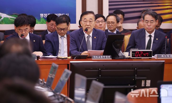 [서울=뉴시스] 조성봉 기자 = 김윤덕 국토교통부 장관이 13일 오전 서울 여의도 국회 국토교통위원회에서 열린 국토교통부 등에 대한 국정감사에서 의원의 질의에 답변하고 있다. 2025.10.13. suncho21@newsis.com
