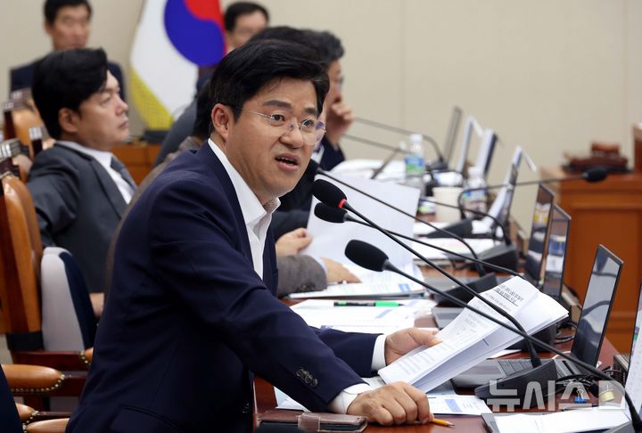 [서울=뉴시스] 조성봉 기자 = 박상혁 더불어민주당 의원이 13일 서울 여의도 국회에서 열린 정무위원회 국정감사에서 질의를 하고 있다. 2025.10.13. suncho21@newsis.com