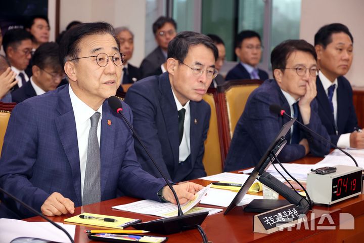 [서울=뉴시스] 조성봉 기자 = 김윤덕 국토교통부 장관이 13일 오전 서울 여의도 국회 국토교통위원회에서 열린 국토교통부 등에 대한 국정감사에서 의원의 질의에 답변하고 있다. 2025.10.13. suncho21@newsis.com
