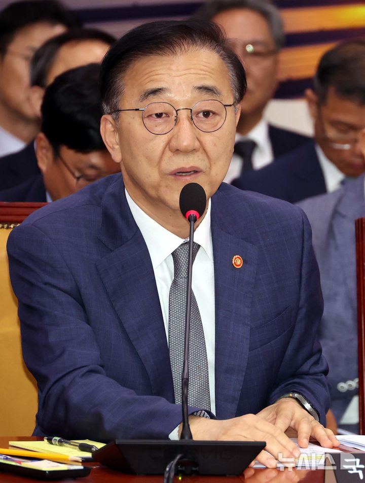 [서울=뉴시스] 조성봉 기자 = 김윤덕 국토교통부 장관이 13일 서울 여의도 국회 국토교통위원회에서 열린 국토교통부 등에 대한 국정감사에서 의원의 질의에 답변하고 있다. 2025.10.13. suncho21@newsis.com