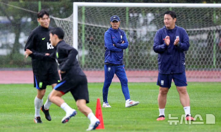 [고양=뉴시스] 김선웅 기자 = 파라과이와 평가전을 앞둔 대한민국 축구대표팀 홍명보 감독이 13일 경기 고양시 고양종합운동장 보조구장에서 훈련을 지도하고 있다. 2025.10.13. mangusta@newsis.com