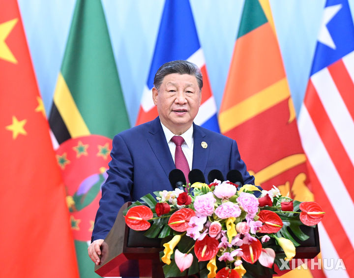 [베이징=신화/뉴시스] 시진핑 중국 국가주석이 13일 베이징에서 열린 세계여성정상회의 개막식에서 기조연설을 하고 있다. 2025.10.29