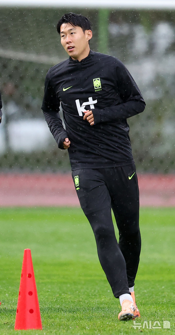[고양=뉴시스] 김선웅 기자 = 파라과이와 평가전을 앞둔 대한민국 축구대표팀 손흥민이 13일 경기 고양시 고양종합운동장 보조구장에서 훈련을 하고 있다. 2025.10.13. mangusta@newsis.com