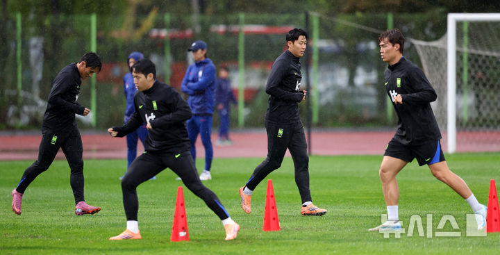 [고양=뉴시스] 김선웅 기자 = 파라과이와 평가전을 앞둔 대한민국 축구대표팀 손흥민 등 선수들이 13일 경기 고양시 고양종합운동장 보조구장에서 훈련을 하고 있다. 2025.10.13. mangusta@newsis.com