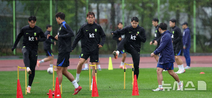 [고양=뉴시스] 김선웅 기자 = 파라과이와 평가전을 앞둔 대한민국 축구대표팀 손흥민, 이강인 등 선수들이 13일 경기 고양시 고양종합운동장 보조구장에서 훈련을 하고 있다. 2025.10.13. mangusta@newsis.com