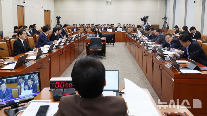 [서울=뉴시스] 조성봉 기자 = 임이자 국회 기획재정위원장이 13일 오후 서울 여의도 국회 기획재정위원회에서 열린 기재부에 대한 국정감사에서 회의를 주재하고 있다.  2025.10.13. suncho21@newsis.com