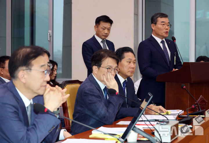 [서울=뉴시스] 고승민 기자 = 김보현 대우건설 대표가 13일 서울 여의도 국회에서 열린 국토교통위원회의 국토교통부 등 국정감사에서 의원 질의에 답하고 있다. 2025.10.13. kkssmm99@newsis.com