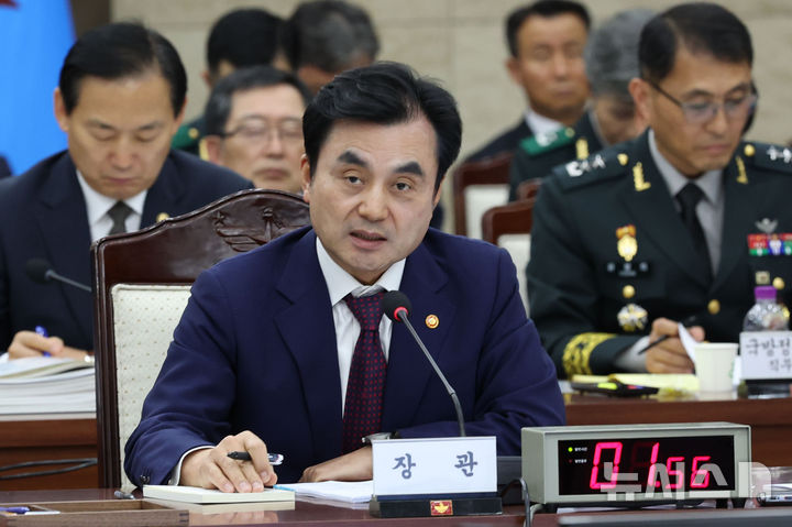 [서울=뉴시스] 국회사진기자단 = 이재명 정부 첫 국정감사가 시작된 13일 오후 서울 용산구 국방부 청사에서 열린 2025 국방부 국정감사에서 안규백 국방부 장관이 의원들의 질의에 답변하고 있다. 2025.10.13. photo@newsis.com