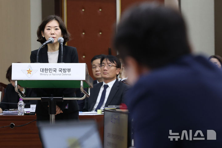 [서울=뉴시스] 국회사진기자단 = 이재명 정부 첫 국정감사가 시작된 13일 오후 서울 용산구 국방부 청사에서 열린 2025 국방부 국정감사에서 황성혜 구글코리아 부사장이 참고인으로 출석해 의원들의 질의에 답변하고 있다. 2025.10.13. photo@newsis.com