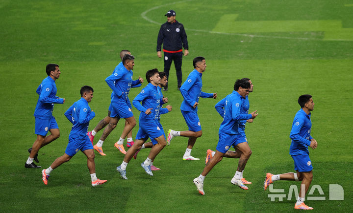 [고양=뉴시스] 김선웅 기자 = 대한민국과 평가전을 앞둔 파라과이 축구대표팀이 13일 경기 고양시 고양종합운동장에서 훈련을 하고 있다. 2025.10.13. mangusta@newsis.com