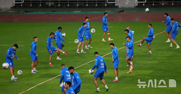 [고양=뉴시스] 김선웅 기자 = 대한민국과 평가전을 앞둔 파라과이 축구대표팀이 13일 경기 고양시 고양종합운동장에서 훈련을 하고 있다. 2025.10.13. mangusta@newsis.com