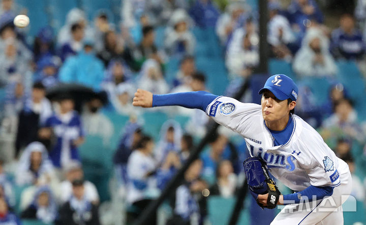 [대구=뉴시스] 이무열 기자 = 13일 대구 수성구 삼성라이온즈파크에서 열린 2025 신한 SOL 뱅크 KBO 포스트시즌 준플레이오프 3차전 SSG 랜더스와 삼성 라이온즈의 경기, 1회초 삼성 선발투수 원태인이 공을 던지고 있다. 2025.10.13. lmy@newsis.com