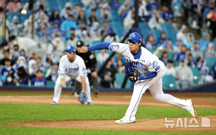 [대구=뉴시스] 이무열 기자 = 13일 대구 수성구 삼성라이온즈파크에서 열린 2025 신한 SOL 뱅크 KBO 포스트시즌 준플레이오프 3차전 SSG 랜더스와 삼성 라이온즈의 경기, 1회초 삼성 선발투수 원태인이 공을 던지고 있다. 2025.10.13. lmy@newsis.com