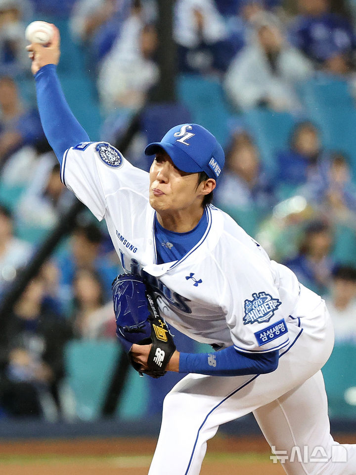 [대구=뉴시스] 이무열 기자 = 13일 대구 수성구 삼성라이온즈파크에서 열린 2025 신한 SOL 뱅크 KBO 포스트시즌 준플레이오프 3차전 SSG 랜더스와 삼성 라이온즈의 경기, 1회초 삼성 선발투수 원태인이 공을 던지고 있다. 2025.10.13. lmy@newsis.com
