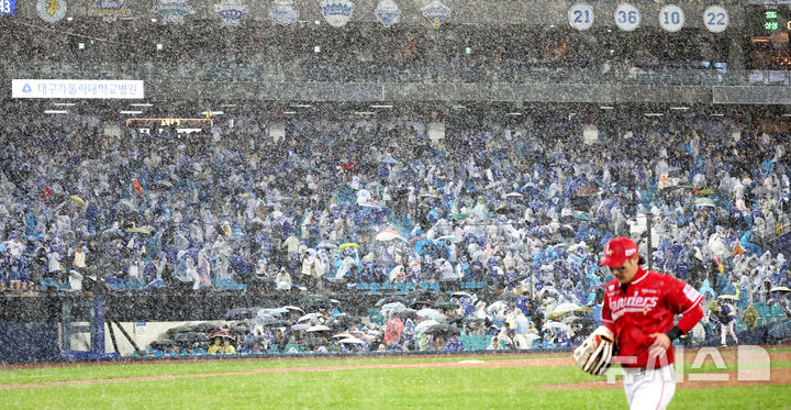 [대구=뉴시스] 이무열 기자 = 13일 대구 수성구 삼성라이온즈파크에서 열린 2025 신한 SOL 뱅크 KBO 포스트시즌 준플레이오프 3차전 SSG 랜더스와 삼성 라이온즈의 경기, 1회말 경기 도중 우천으로 경기가 중단되고 있다. 2025.10.13. lmy@newsis.com